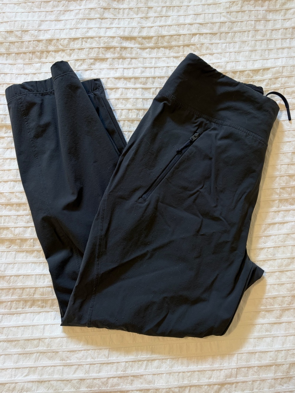 MOUNTAIN HARDWEAR- size small Women's Dynama Jogger Pants in a dark grey